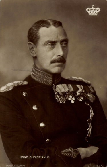 Postcard King Christian X of Denmark, portrait in uniform