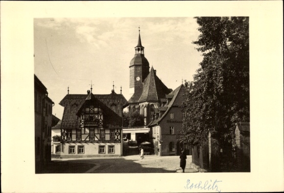 Ak Rochlitz an der Mulde Sachsen, Historisches Gebäude, Kirche, Bäume, Straße, Schwarz-Weiß Foto