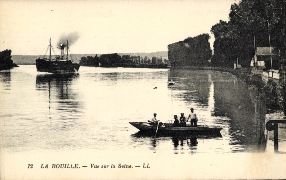 Postcard La Bouille Seine Maritime, view of the Seine, steamship, boat with people, shore