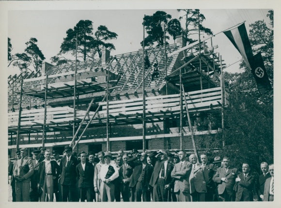 Photo topping-out ceremony, NS flag, carpenter, roof framework, construction site, photo Hoffmann