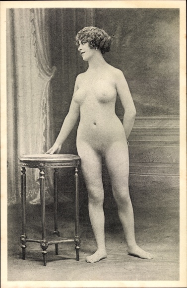 Foto Frauenakt, Stehender Akt, Busen, Scham, Beine