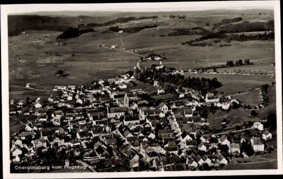 Ak Obergünzburg im Allgäu, Luftaufnahme,  weitläufige Landschaft,  Gebäude