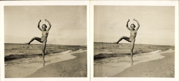 Stereo Foto: Gerhard Riebicke Erotik, Nackte Frau posiert am Strand, Frauenakt, Wellen