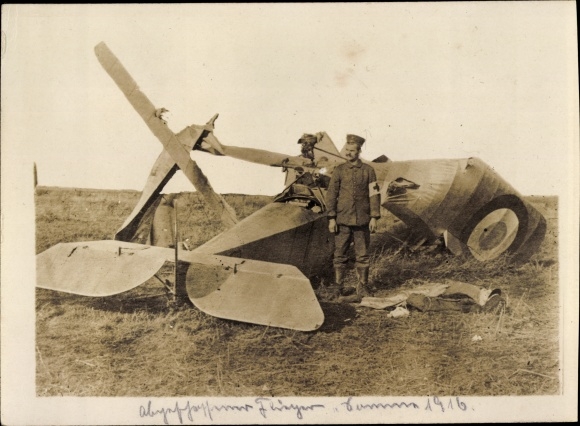 Photo Postcard shot down French military plane, German medics in uniform, 1916