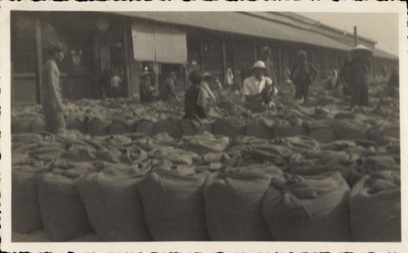 Photo Vietnam, market, rice sacks, traders