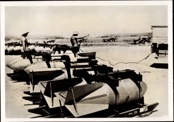 foto Heinrich Hoffmann, vliegveld op Sicilië, bommen, Afrika Korps soldaten, Stuka's, aug. 1942
