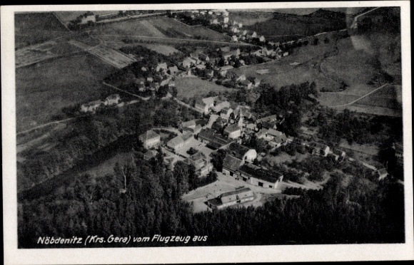 Ak Nöbdenitz Schmölln im Altenburger Land, Luftbild von  ländliche Landschaft, Häuseransicht
