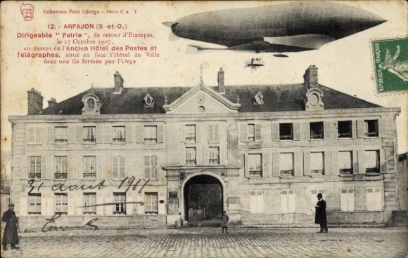 Ak Arpajon Essonne, Dirigeable Patrie, 17 Octobre 1907, über dem alten Postgebäude