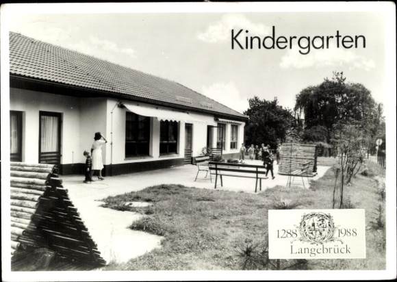 Ak Dresden Langebrück, Kindergarten, 1288, 1988, zwart-wit beeld, woongebouw