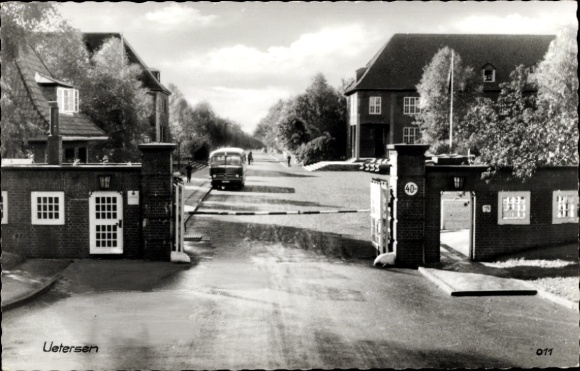 Postcard Uetersen Schleswig Holstein, barracks entrance