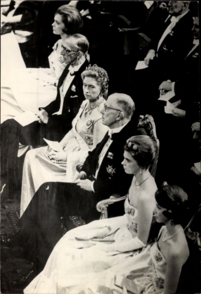 Photo noblewoman, woman with crown, celebration, politician