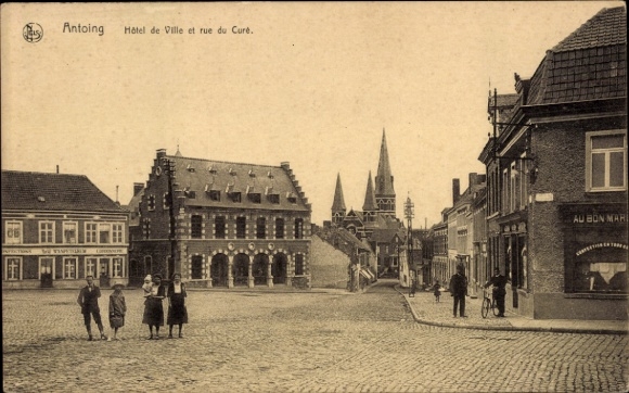 Postcard Antoing Wallonia Hainaut, Hôtel de Ville, rue du Curé, four people, building