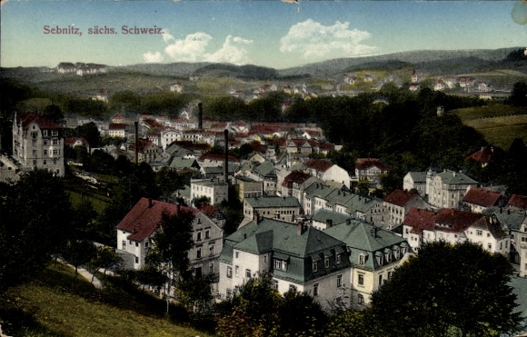 Ak Sebnitz Sächsische Schweiz, Stadtansicht mit Häusern und Landschaft, Aussicht über Sebnitz