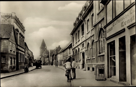 Ak Grimmen in Mecklenburg, Vorpommern, August Bebelstraat, fietsers, paardenkoets