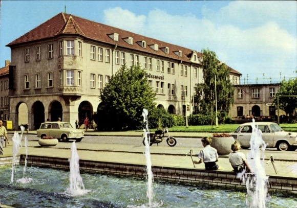 Postcard Prenzlau in der Uckermark, Hotel Uckermark, street section, fountain