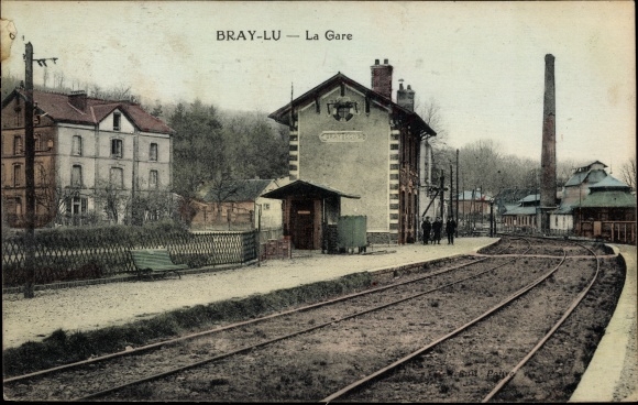 Postcard Bray et Lû Val d&#39;Oise, railway station, platform side