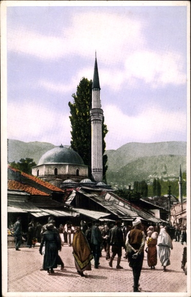 KP Sarajevo Bośnia i Hercegowina, ulica targowa, meczet, minaret, góry w tle