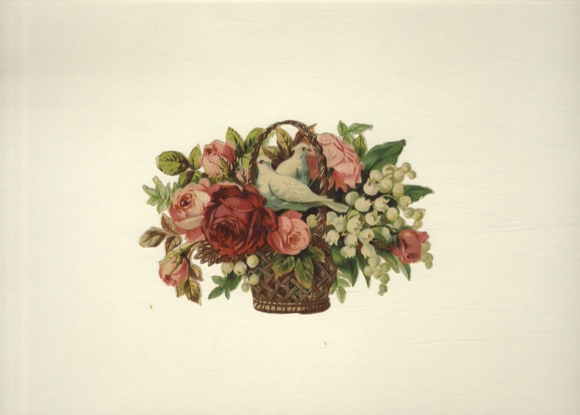 Oblate Blumenkorb mit Rosen, Maiglöckchen und zwei weißen Tauben, Größe ca. 10 x 14,5 cm