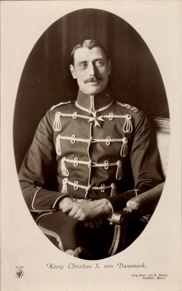 AK-koning Christiaan X van Denemarken, portret in huzarenuniform