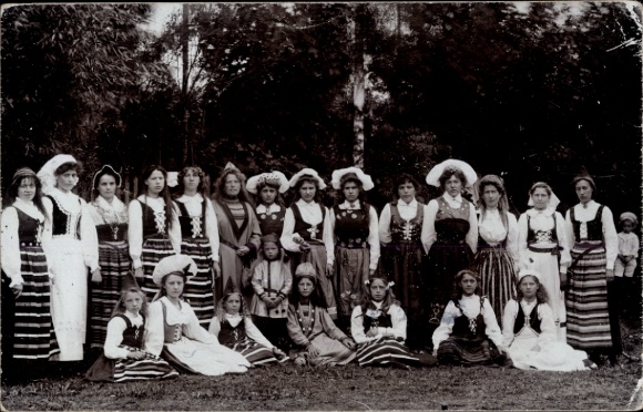 Photo Postcard Malmö Sweden, women and children in Swedish costumes