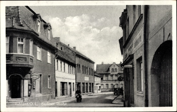 Postcard Ruhland in Oberlausitz, Berliner Strasse, shops