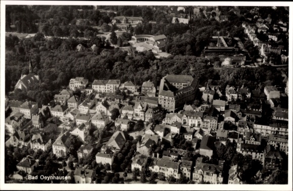 Ak Bad Oeynhausen in Westfalen, Luftaufnahme von   Architektur, Waldgebiet