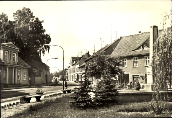 Postcard Jarmen Mecklenburg Vorpommern, Ernst Thälmann Platz, street section, monument