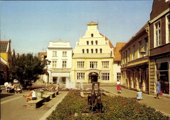 Postcard Hanseatic City of Wismar, square with fountain, historic buildings, benches, people outdoors