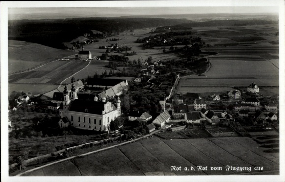 Ak Rot an der Rot in Württemberg, Luftaufnahme von Rot a. d. Rot, Kirche im Vordergrund, ländlich