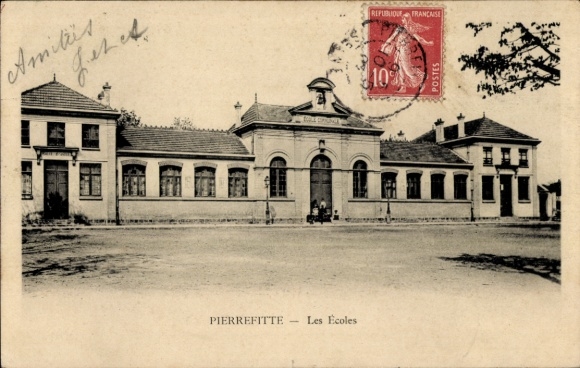 Postcard Pierrefitte sur Sauldre Loir et Cher, Les Écoles, The two schools