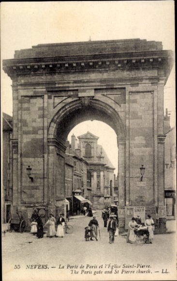 Ak Nevers Nièvre, La Porte de Paris, Eglise Saint-Pierre,  Architektur, Personen, Fahrzeuge