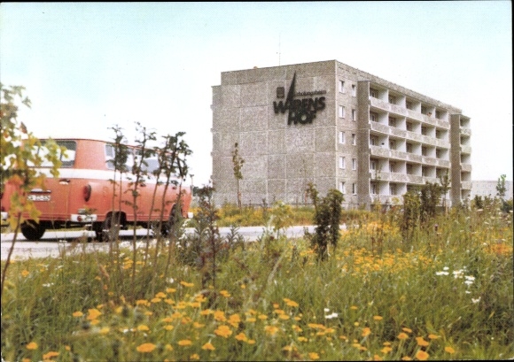 Ak Waren an der Müritz, FDGB-Erholungsheim Warenshof, Gebäude, rote Auto, Blumenwiese