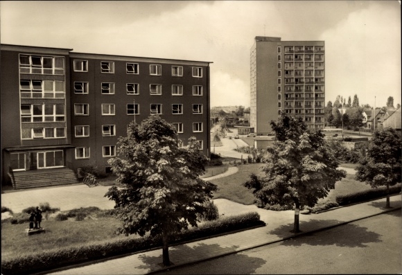 Ak Wolfen in Saksen-Anhalt, hoogbouw aan de Thalheimer Strasse en leerlinghostel VEB Filmfabrik