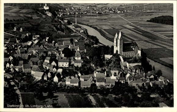 Ak Dietkirchen Limburg an der Lahn, Luftaufnahme von  Lahn, Kirche, Wohngebäude, Landschaft