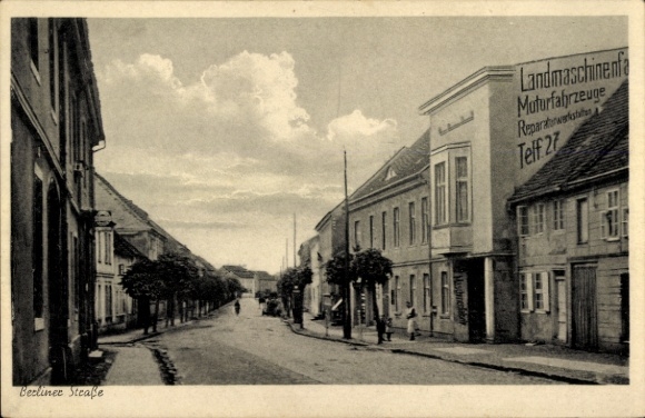 Postcard Fehrbellin in Brandenburg, Berliner Straße, agricultural machinery factory, motor vehicles, workshops
