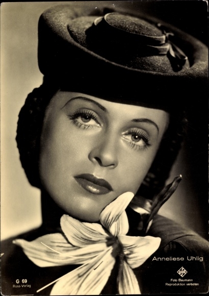 Postcard actress Anneliese Uhlig, portrait with hat, Ufa Film