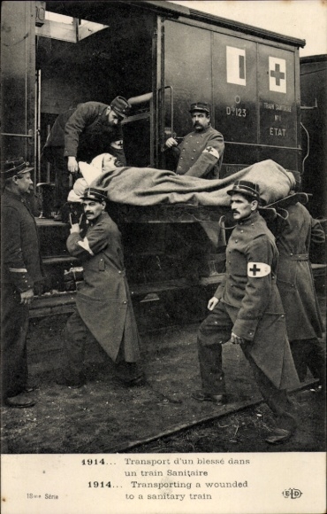 Postcard Transport d'un blessé dans un train Sanitaire, French Red Cross, 1914