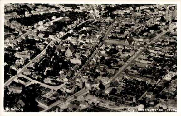 Ak Jüterbog in Brandenburg, Luftaufnahme von  Wohngebäude, Straßen, Landschaft