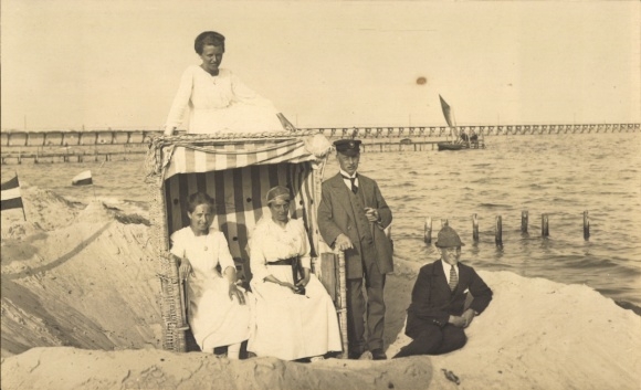 Photo Postcard Bathers on the beach, group photo