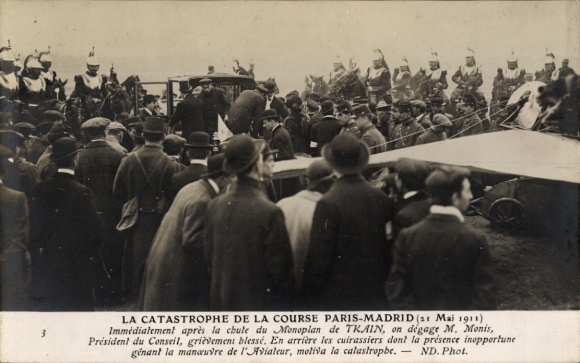 Postcard Crash of the monoplane during the air race, Paris Madrid 1911, Death of War Minister Berleaux