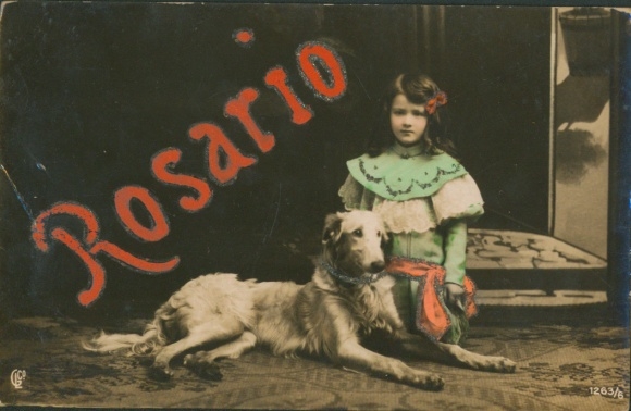 Glitzer Buchstaben Ak Vorname Rosario, Mädchen mit Hund