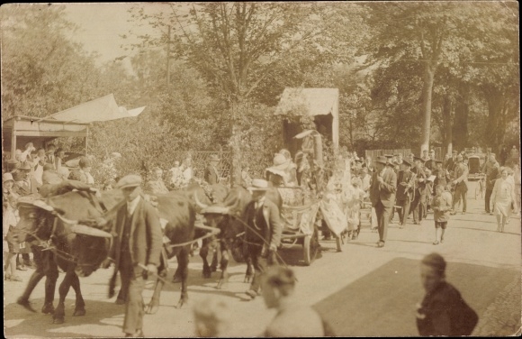Photo PC Schönfeld in Saxony, parade in town 1928