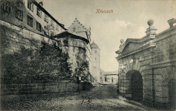 Ak Kronach in Oberfranken, Historische Stadtansicht, alte Gebäude, Kopfsteinpflaster, Stadttor