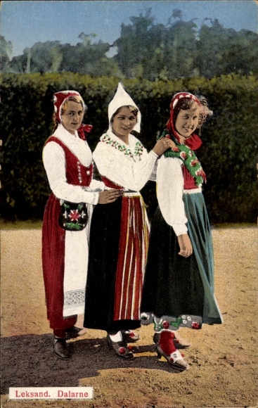 Postcard Leksand Dalarne Sweden, Three young women in Swedish folk costume