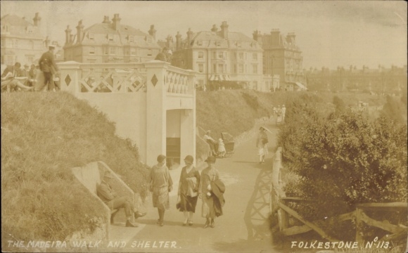 Ak Folkestone Kent England, The Madeira Walk and Shelter,  Spaziergänger, Gebäude