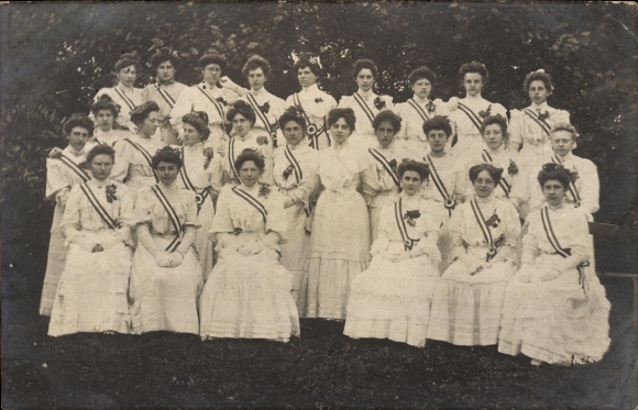 Photo Postcard Twistringen Lower Saxony, boarding school?, group photo, women