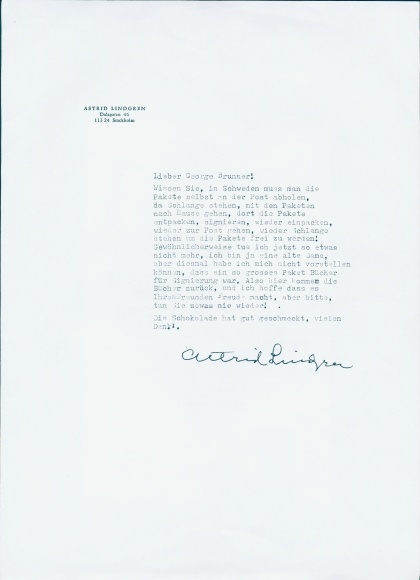 Postcard writer Astrid Lindgren, portrait with typewriter, signature