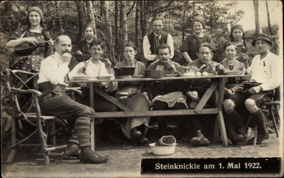 Photo Postcard Neuhütten Wüstenrot in Württemberg, people on the Steinknickle 1922