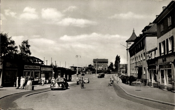 Ak Heidenau in Saksen, straat met auto's, winkels, mensen, wolken, architectuur