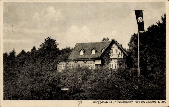 Ak Sebnitz Sächsische Schweiz, Berggasthaus Finkenbaude, Flagge mit Hakenkreuz, Wald